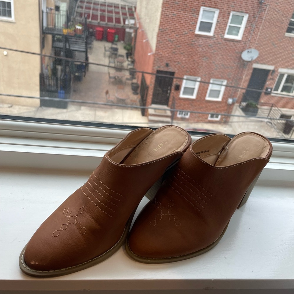 Express brown/tan block heel mules